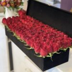 باکس مشکی با گل های لاله قرمز